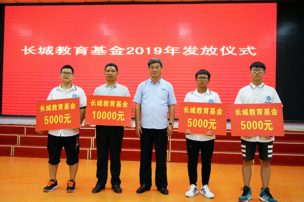 王纪中与受奖励师生合影