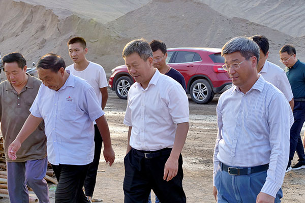 辉县市委书记郭书佩和长城机械董事长