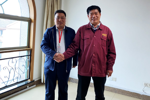 新乡长城副总经理王德新(左一)与沙钢集团恒乐建材总经理陈洪林(右一)合影
