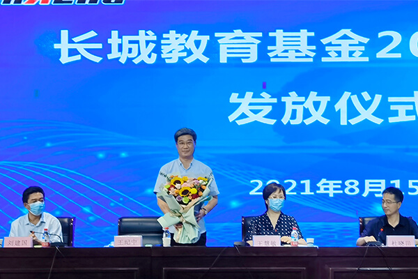 董事长和王慧敏书记分别为获奖师生颁奖